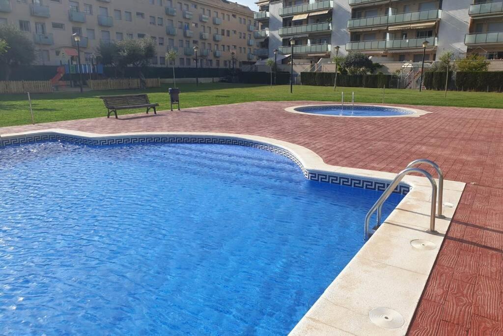 5 Personas Frente Al Mar Con Piscina Y Parking Cubelles
