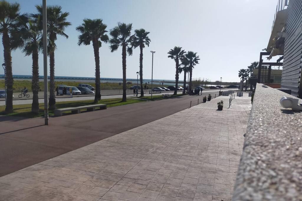 5 Personas Frente Al Mar Con Piscina Y Parking